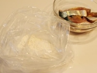 小麦粉と片栗粉をビニール袋に入れてよく混ぜ、2を入れて粉をまぶす。