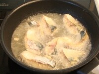 170～180度に熱した揚げ油でからりと揚げる。器に盛り、クレソン・くし切りにして半分に切ったレモンを添える。