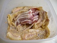 豚肉は厚さ1.5センチ、長さ5センチの大きさです。<br />
肉が重ならないようにガーゼに包み、味噌床に入れ一晩冷蔵庫で漬けておきます。<br />
