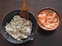 お米が炊けたら、昆布を取り除き、飯台などにうつしかえ、米酢を混ぜ合わせます。<br />
酢飯の1/3量にすりおろしたにんじんを混ぜ、残りの酢飯にちらし寿司の素を混ぜ合わせます。<br />