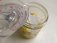 清潔な容器に柚子と砂糖を入れて、ホワイトリカーを加えます。<br />
砂糖は少なめで、飲むときに甘みが少ない時は砂糖を加えます。<br />
<br />
