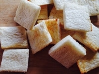 食パンは耳を落として4等分に切り、トースターで軽く焼き目がつくまで焼く。<br />