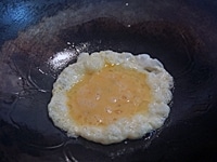えびは殻をむき、片栗粉で汚れをとる。水で洗い流し、背の部分に切り込みをいれる。小ねぎは青い部分は1ｃｍ長さに切り、白い部分は根を切り落としておく。<br />
フライパンを熱し、サラダ油を入れる。溶いた卵を入れ、ゆっくりとかき混ぜて取りだす。
