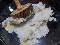 里芋は洗い、耐熱容器に入れてラップをする。3分半加熱し、裏返してさらに3分半加熱する。皮をむき、つぶす。<br />
えびは殻をむき、片栗粉で汚れをとる。粗めにたたき、塩、酒各少々（分量外）で下味をつけ、粘りがでるまで混ぜる。<br />
<br />