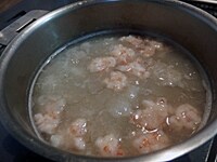鍋に鶏がらスープ、１の里芋を入れて火にかける。沸騰したらえびのすり身を直径1ｃｍほどの団子にして加える。えび団子が浮いてきたら、ナンプラー、きび砂糖で味を調える。<br />
食べやすい長さに切った豆苗を加え、器に盛る。好みで黒こしょうをふり、ライムまたはレモンを添える。<br />