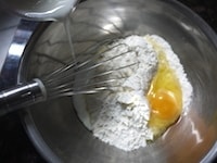 ボウルにホットケーキミックス、卵を入れ、牛乳を加えながら、だまにならないように、泡立て器でよく混ぜます。