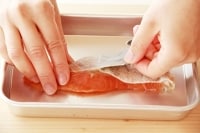 鮭は皮を取って塩少々をふり、5分おく。キッチンペーパーで水けをふき取り、一口大に切る。ブロッコリーは小房に分け、サッと塩ゆで(塩は分量外)する。