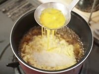 沸騰したら、塩で味を調え、水溶き片栗粉を回しいれて、とろみをつけます。もう一度沸騰したら、溶き卵を回しいれて、火を止めます。