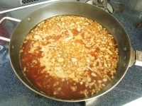 フライパンに水、顆粒中華だしの素を入れて火にかけます。沸々としてきたらたまねぎとにんじんを入れて3分程煮ます。 <br />
