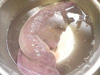 豚レバーはかたまりのまま、たっぷりの水に30分浸けて血抜きする。