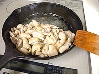 鶏皮は一口サイズに切り、油をひかずにフライパンで炒めて脂分を出します。出てきた脂はこまめに取ります。<br />
<br />
<br />