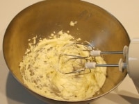 バターを常温に戻して柔らかくし、ハンドミキサーでクリーム状になるまでよく混ぜる。<br />