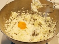 ふわっとして来たら卵黄を加え混ぜる。