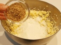 卵黄が全体に混ざったら薄力粉・1を加えてゴムベラで切るようにして混ぜ合わせる。<br />
