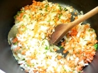 煮込み鍋にサラダオイルを熱し、（1）のピクルス以外とローリエを入れ、柔らかくなるまで炒める。<br />