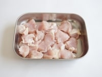 鶏胸肉は食べやすい大きさに切ります。合わせ調味料の材料である長ネギ、にんにく、しょうがはみじん切りにします。<br />