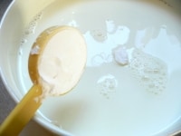 耐熱容器に牛乳と片栗粉を入れて泡だて器で混ぜ、砂糖を入れる