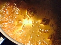 鍋に砂糖と水大さじ１を入れて火にかけ、カラメル色になったら熱湯を加え（やけどに注意！）、さらに砂糖大さじ2を加えて溶かす。<br />
ココナッツミルクに塩を混ぜ合わせる。<br />
茹でた白玉を半分ずつ、キャラメルとココナッツ汁に入れる。<br />