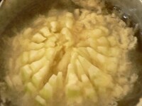 天ぷら粉を水で溶いた衣をつけて、170℃程度の油に入れて、箸か指先で衣をふりかけながらじっくり揚げ、裏返して揚げ、からりと揚がったところで取り出して油を切る。芯になるにんじん（又は紅生姜）に衣をつけて揚げる。<br />
