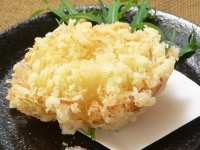 器に玉ねぎの天ぷらを乗せ、真ん中ににんじんを乗せ、塩を添える。<br />