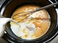 土鍋に卵を割り入れて溶き、砂糖と牛乳を入れて混ぜる。<br />