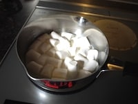 マシュマロと牛乳を鍋に入れ、中火で温めます。