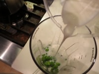 枝豆、牛乳、塩をミキサーに入れて1分ほど。滑らかになるまで回転させれば出来上がりです。ミキサーからグラスに移す前に味見し、塩が足りないようなら少し入れてもう一度回してください。