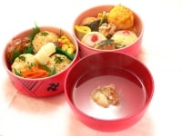 食べる時に、味噌汁の素をお椀に移し、湯を注いで箸で混ぜて食べる。<br />
