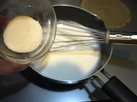 牛乳半量(150ml)とグラニュー糖大さじ2を鍋に入れ、沸騰寸前まで中火で温めます。火を止めたら、粉ゼラチンを加え、完全に溶けるまでよく混ぜます。