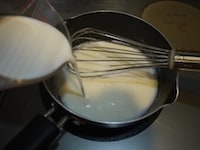 残り半量の牛乳(150ml)を加え、混ぜます。これでゼリー液の温度が下がって、固まる時間を短縮できます。