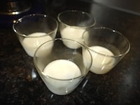ミルクゼリー液半量を4個のプリンカップに均等に入れ、冷蔵庫で固まるまで冷やします。