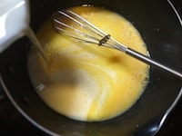 ときほぐした卵に牛乳、バニラエッセンスを加え、よく混ぜます。