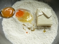 豆腐と卵、オイルを入れて、卵黄を小さじ1取り分ける
