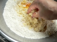 豆腐と卵を混ぜ、粉を取り込むように混ぜる
