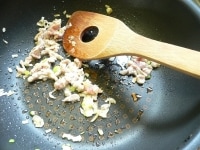 ねぎを炒め、小さく刻んだ豚肉25ｇを炒め、シャンタンを入れて豚肉に絡めるように炒め、卵ご飯を入れて炒める。<br />