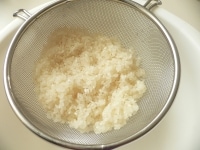米は30分以上前にといで水を切っておく。<br />