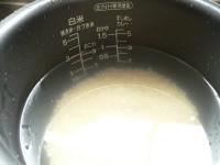 米をといで、おかゆの水加減にする。<br />