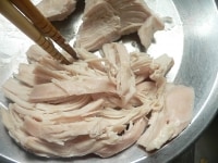 鶏肉は箸か手で細く裂く。湯葉は油で揚げる。ねぎは白髪ねぎか小口切りにする。<br />
&nbsp;