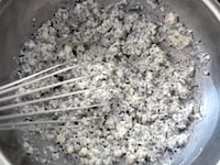 絹ごし豆腐のかたまりをつぶすように、全体が滑らかになるまで泡立て器でよく混ぜます。