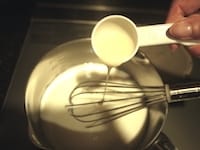 鍋に半量の牛乳を入れ、加糖練乳を加えて混ぜながら温めます。