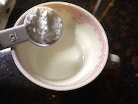 マグカップに水80cc、片栗粉大さじ2、砂糖大さじ1を入れ、全体をよく混ぜます。