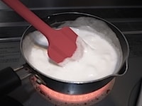 鍋にマシュマロと牛乳を入れ、弱火で温め、完全にマシュマロが溶けるまで加熱します。