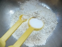 ボウルに薄力粉、ベーキングパウダー、砂糖、塩を入れて泡だて器でぐるぐる混ぜる。<br />