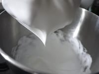 卵白にグラニュー糖40gを2～3回に分けて加え、ハンドミキサーの中速～高速で撹拌し、角がピンと立ったメレンゲを作ります。