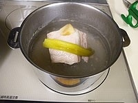 豚バラ塊り肉300gは切らずに使います。ネギの先10cmと生姜1かけを加え、たっぷりの水で茹でます。<br />
火が通ったら薄切りにします。茹で汁は捨てずにスープなどに使ってください。