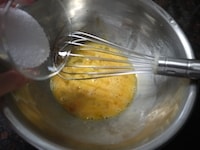 卵をボウルに入れ、よくときほぐします。グラニュー糖を加え、グラニュー糖のざらざらがなくなり、もったりとするまで泡立て器でよく混ぜます。バターを1000wの電子レンジに30秒かけて溶かし、加え、混ぜます。