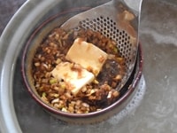 すくい取った豆腐は、醤油だれにサッと浸し、器に盛り付けていただきます。
