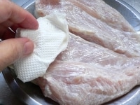 ペーパータオルで、肉の表面についたヨーグルト床を、拭き取る。<br />