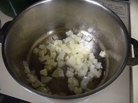 鍋にオリーブ油と粗みじん切りのたまねぎを入れ、軽く炒めます。