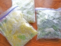 冷凍すると、白菜の水分で袋に白っぽく霜ができています。平らに凍らしているおかげで、白菜同士がくっついていても、力を入れずとも、必要量だけを取り出せます。<br />